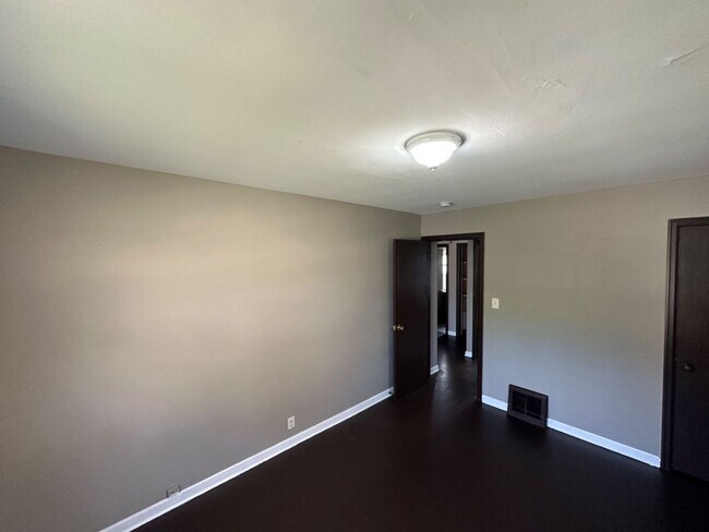 Building Photo - 3 Bedroom Single Family