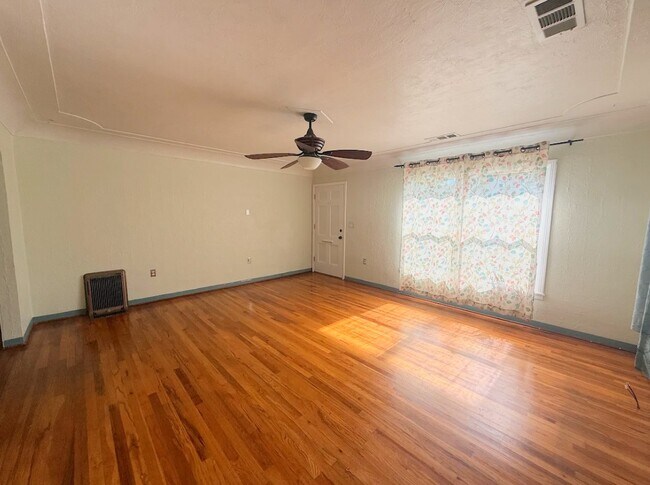 Foto del edificio - 3021 Oleander Ave