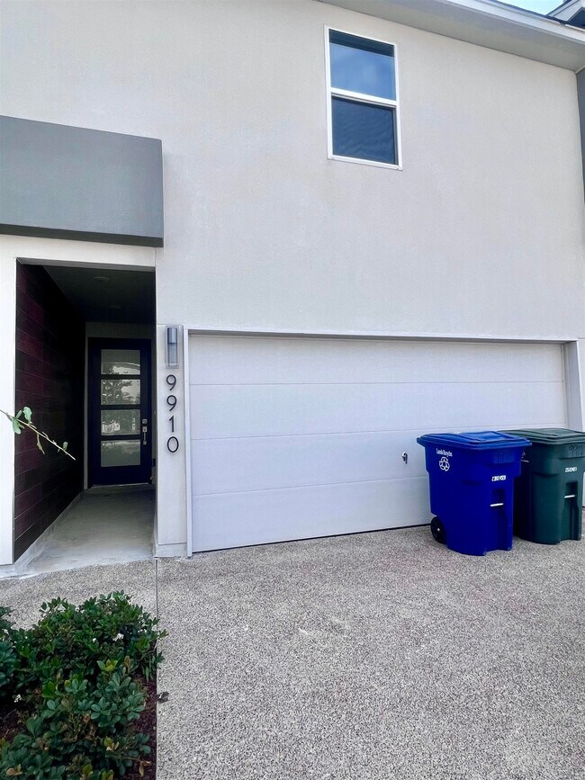 Building Photo - 9910 Bijan Dr