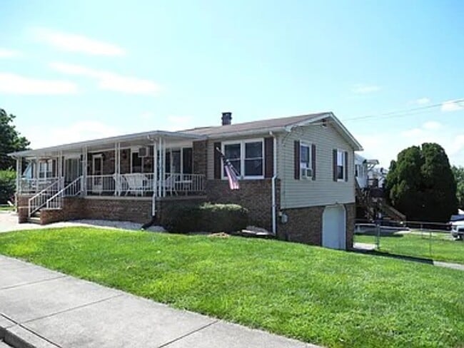 Building Photo - 12-14 N Phillips Ave