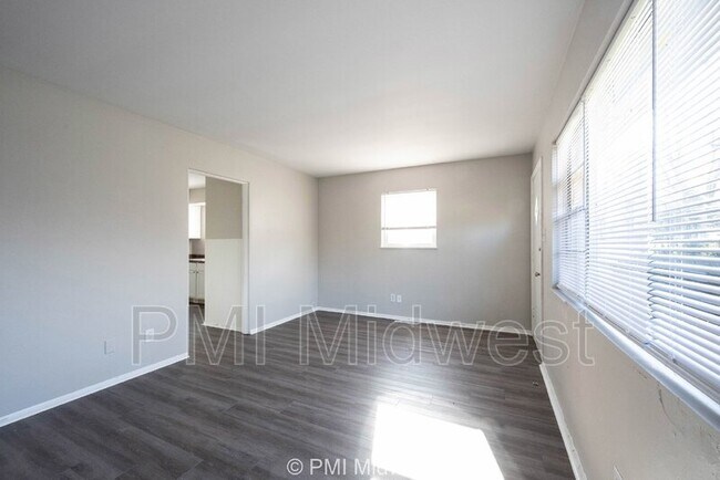 Foto del edificio - 5843 Woodside Dr