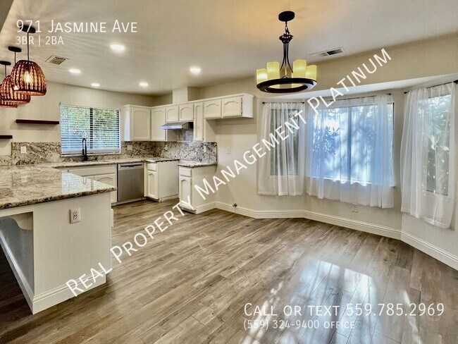Foto del edificio - 971 Jasmine Ave