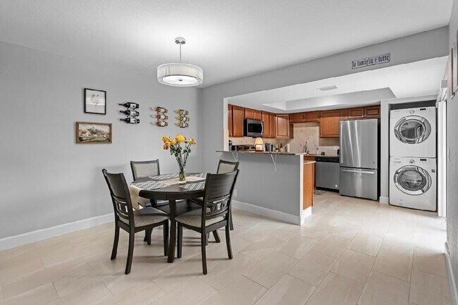 Building Photo - 1590 Shaker Cir