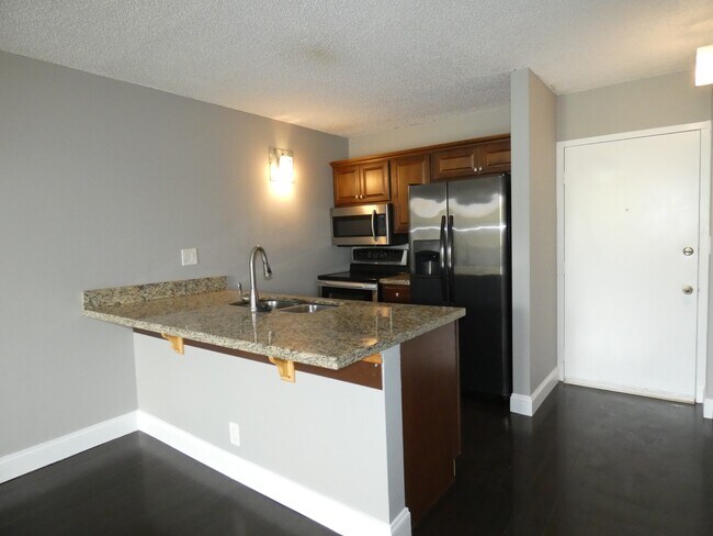 Building Photo - 2701 Riverside Dr
