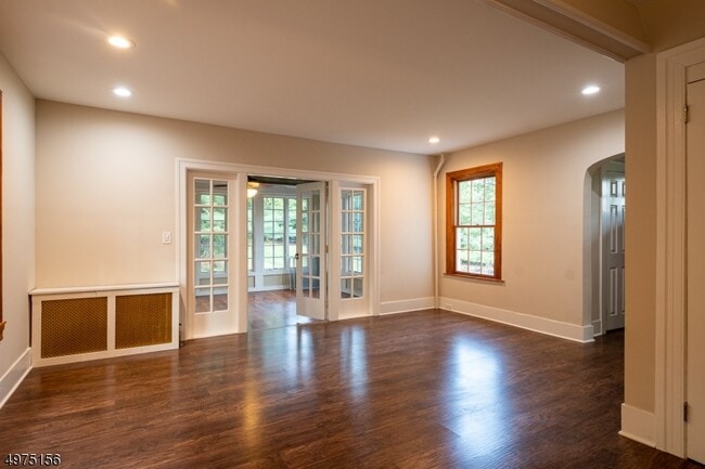 Building Photo - 433 Mountain Ave