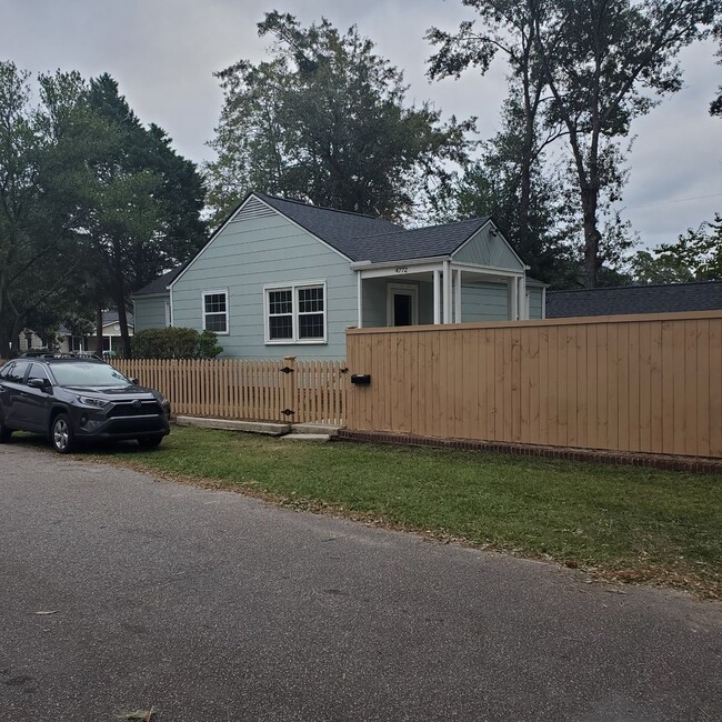 Building Photo - 2 Bedroom 1.5 Bath House in Park Circle No...
