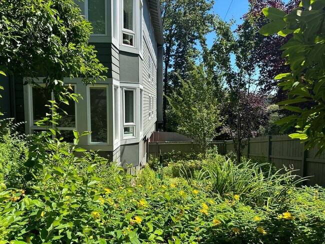 Building Photo - 2 Bedroom condo in the Best Location