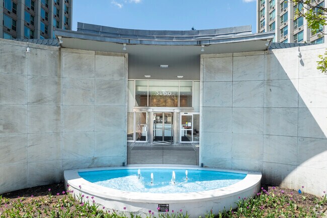 Entrada - 3600 N Lake Shore Dr