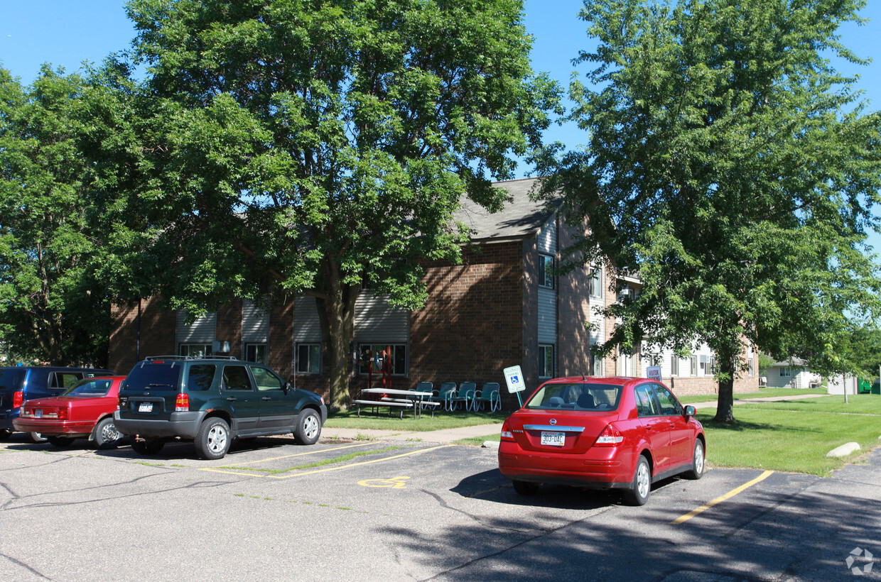 Building Photo - Pleasantview Apartments