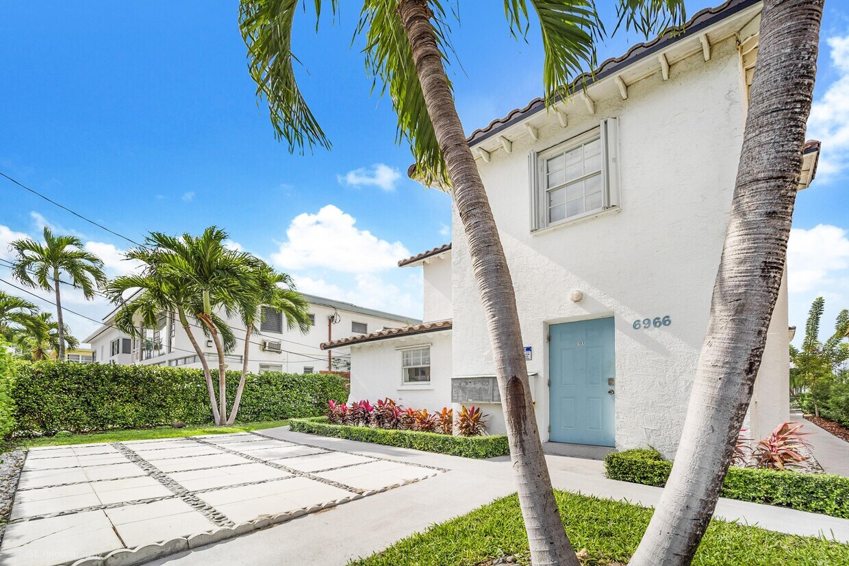 Foto principal - 6966 Byron Ave
