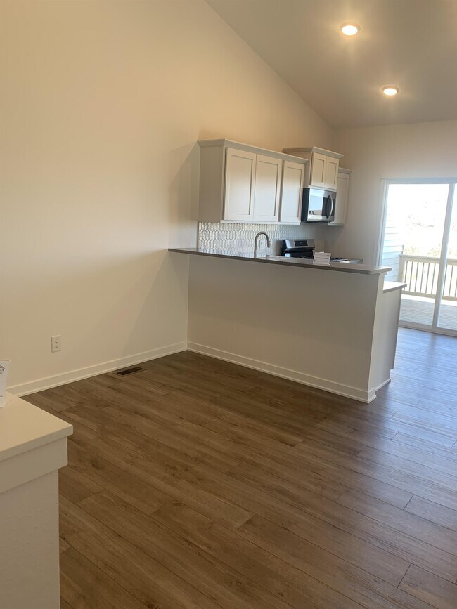 Building Photo - 1100 Westview Dr