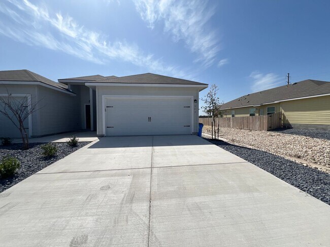Building Photo - Luxury duplex in Seguin!