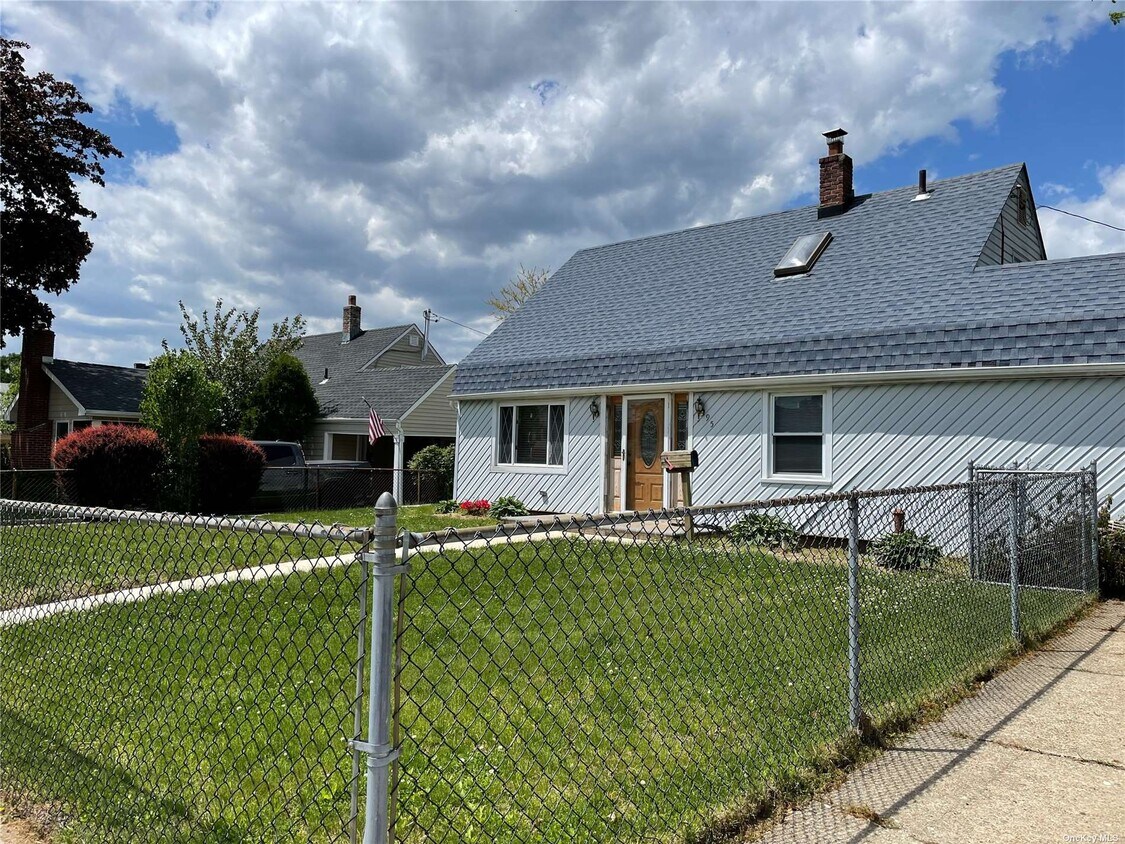 95 Hollyhock Rd, Levittown, NY 11756 House Rental in Levittown, NY