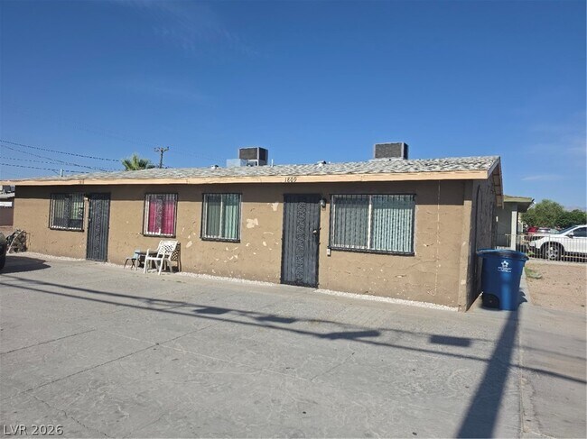 Foto del edificio - 1809 Putnam Ave