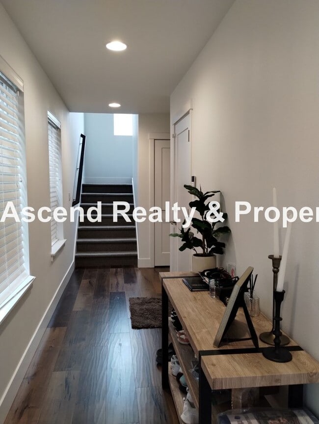 Building Photo - Like New 4 Bed Beauty Full Bed & Bath on M...