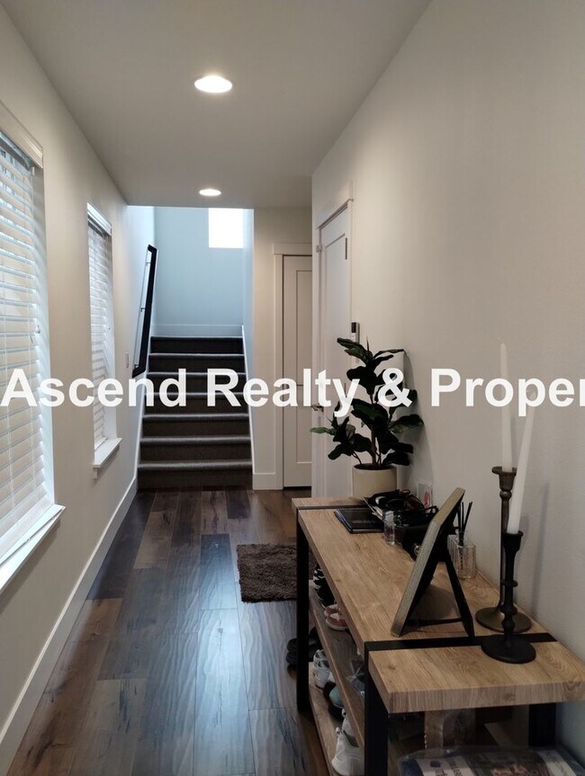 Foto del edificio - Like New 4 Bed Beauty Full Bed & Bath on M...