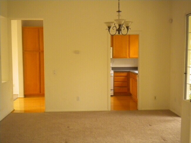 Foto del edificio - Tustin Del Verde: 3 Bed 2.5 Bath Tri-Level Townhouse