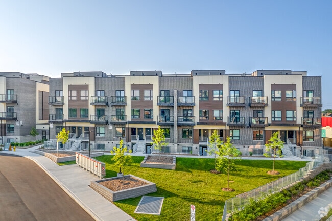 Building Photo - Towns on Danforth
