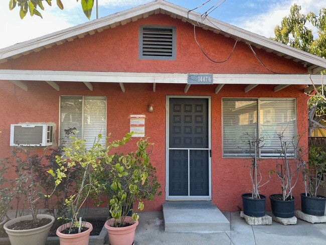 Foto del edificio - 1 Bed 1 Bath with In Unit Laundry and AC Available in PRIME Echo Park!