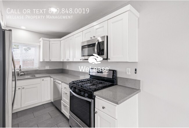 Building Photo - 3 Bedroom Single Family Home | Large Front...
