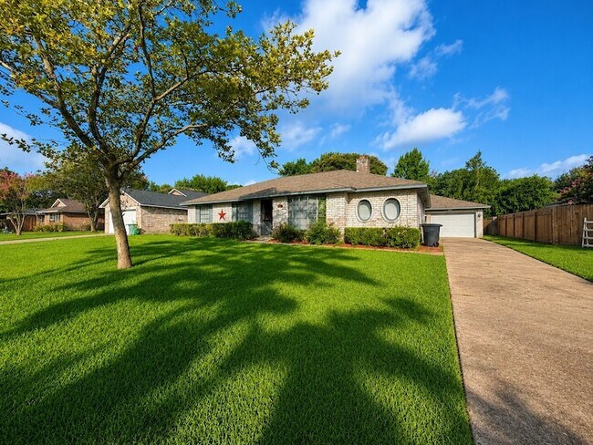 Foto del edificio - 4418 Saffron Ln
