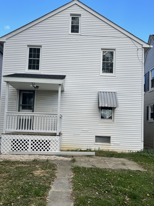 Parte trasera de la casa - 325 2nd Ave