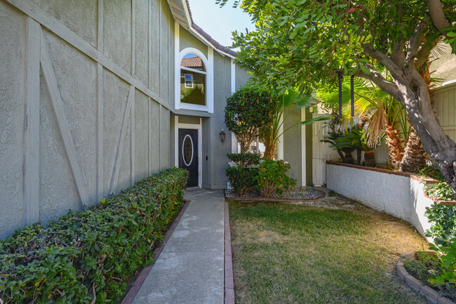 Building Photo - Luxurious 4B3B Home with Pool