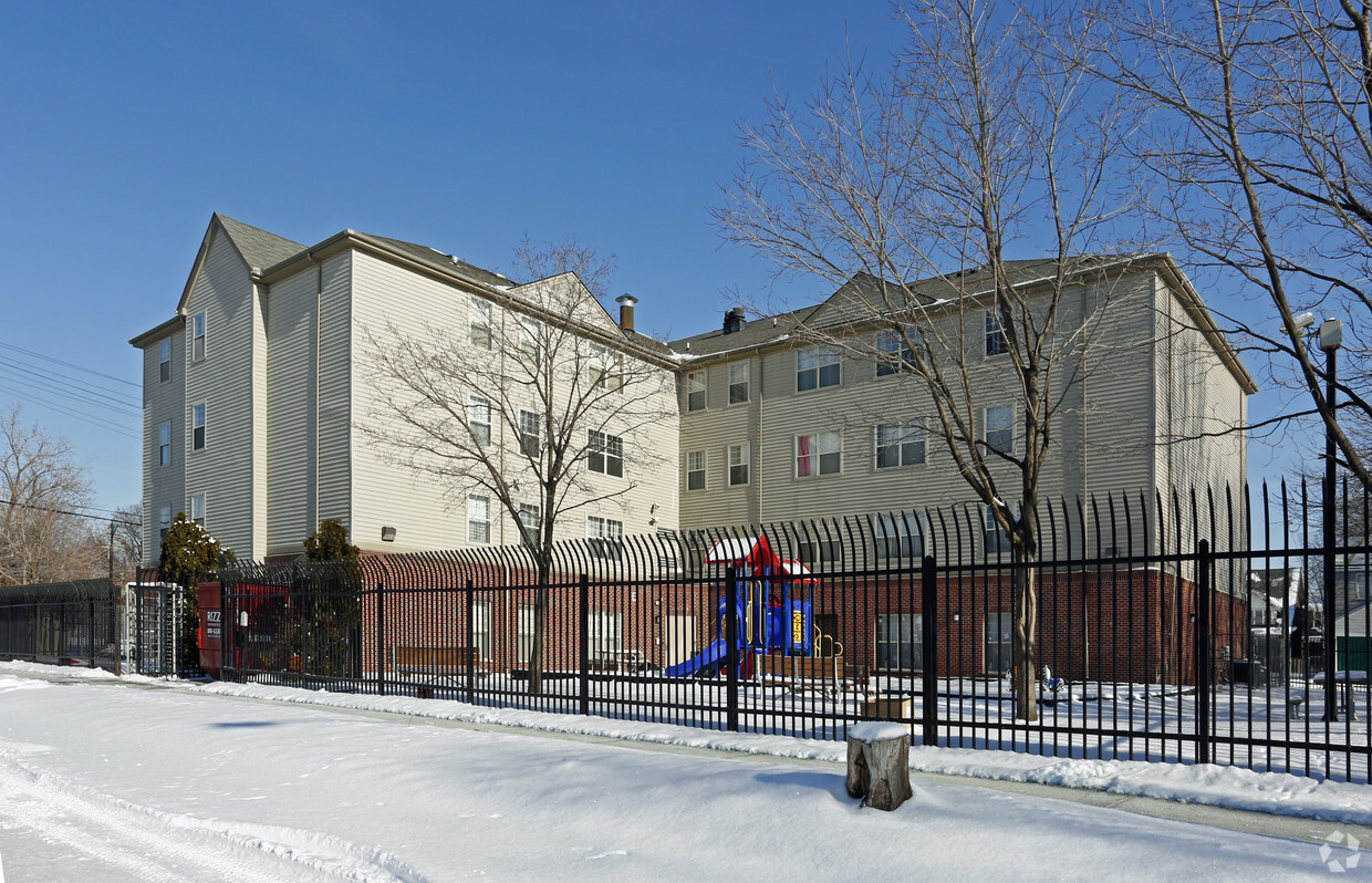 Building Photo - Lakewood Manor