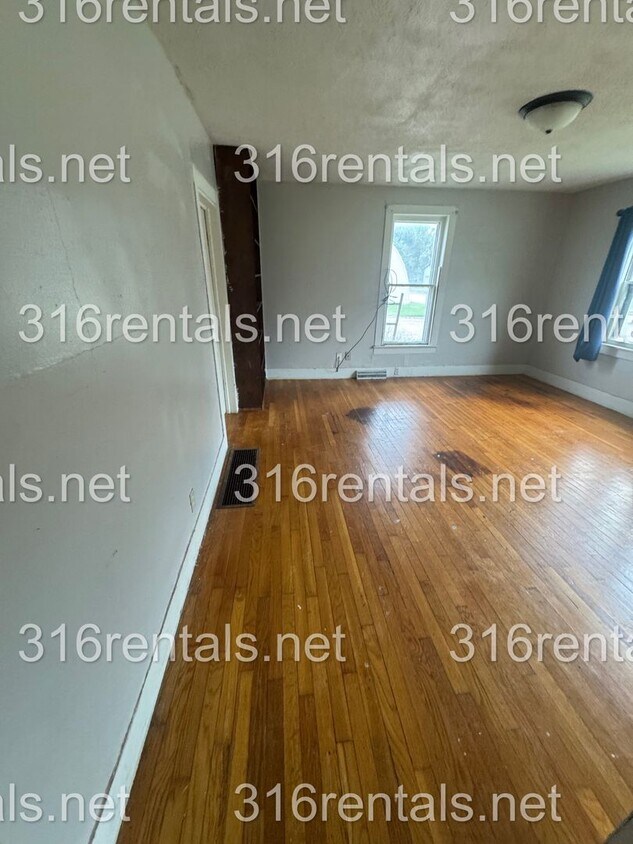 Building Photo - $1025 - 3 Bed 1 Bath - Single Family Home