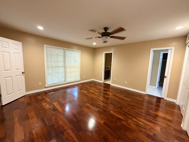 Building Photo - 1017 Westbury Dr