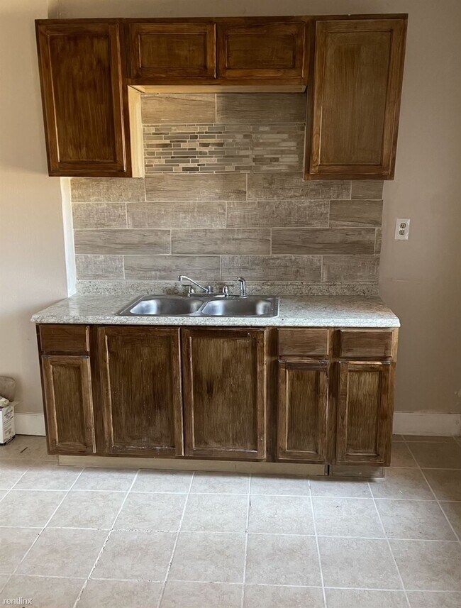 Building Photo - 3 br, 1 bath Townhome - 8411 3rd St 8411 3rd