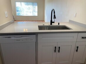 Building Photo - 10038 Twin Lakes Dr