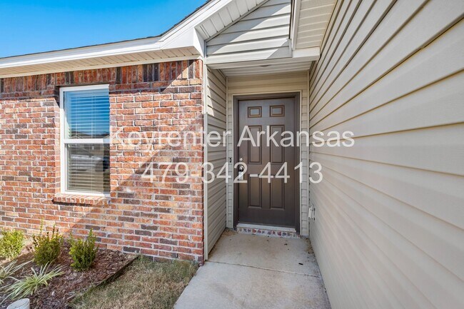 Building Photo - Beautiful and Spacious Home!