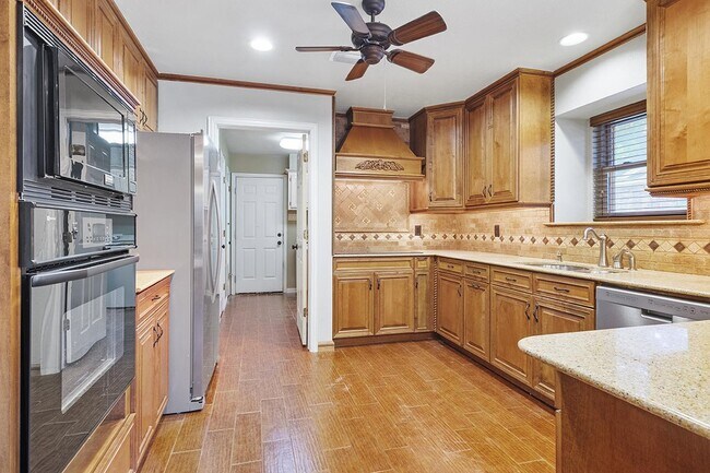 Building Photo - Spacious Arlington home near River Legacy ...
