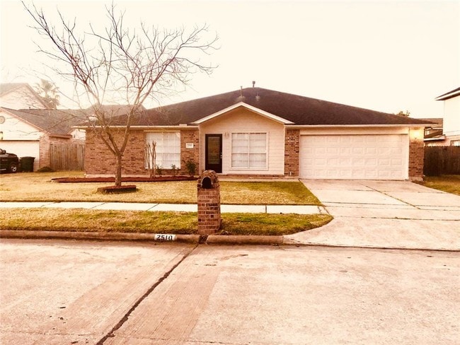 Building Photo - 2510 Carriage Ln