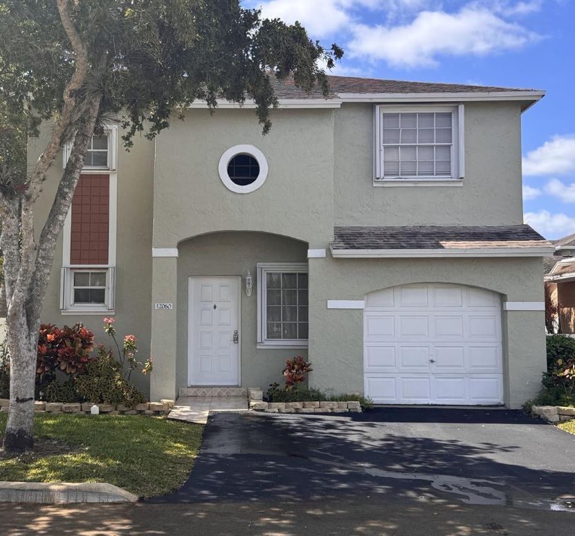 Foto principal - 12060 NW 13th St