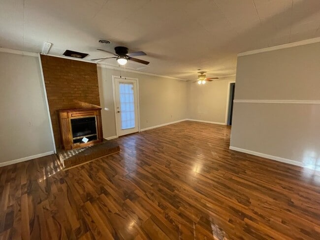 Building Photo - SOUTHAVEN SCHOOLS, 4 BEDROOMS!