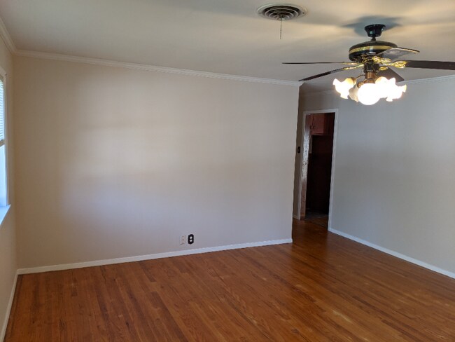 Building Photo - 1712 Laurel Rd