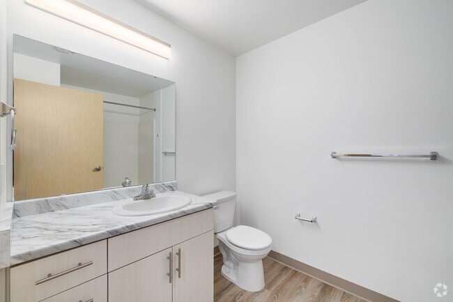 1 habitación, 1 baño - 547 pies cuadrados - Baño - Ovation at Meeker 55+ Senior Apartments