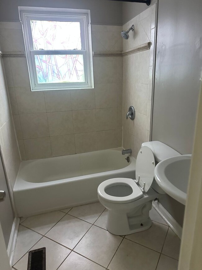 Building Photo - 414 E Park Ave