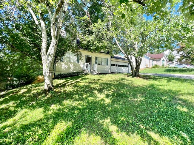 Building Photo - 717 Shady Springs Ln