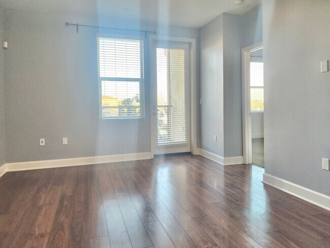 Foto del edificio - FOR LEASE - Available now! No smoking and no pets please!