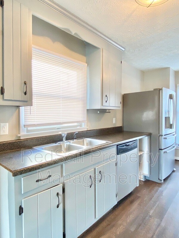 Building Photo - 7867 Sunset Dr
