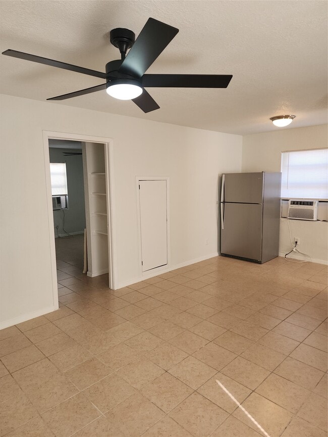 Building Photo - 14033 Garber Ln