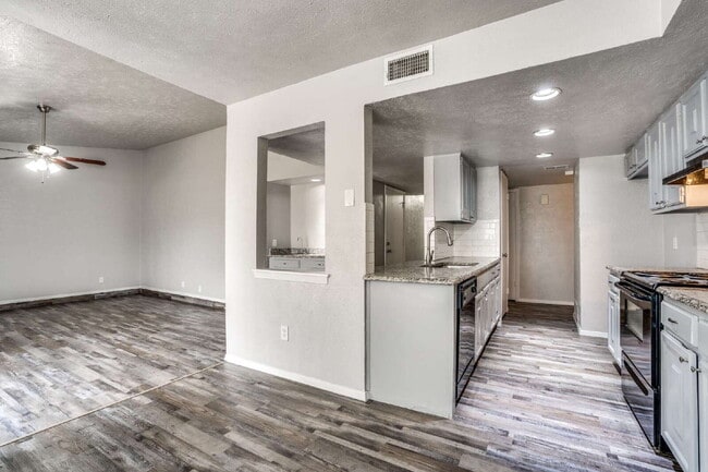Foto del edificio - Stylishly Updated Home with Spacious Living and Ample Outdoor Space