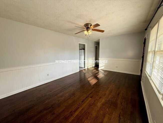 Foto del edificio - 4 Bedroom Home Near Downtown Lee’s Summit