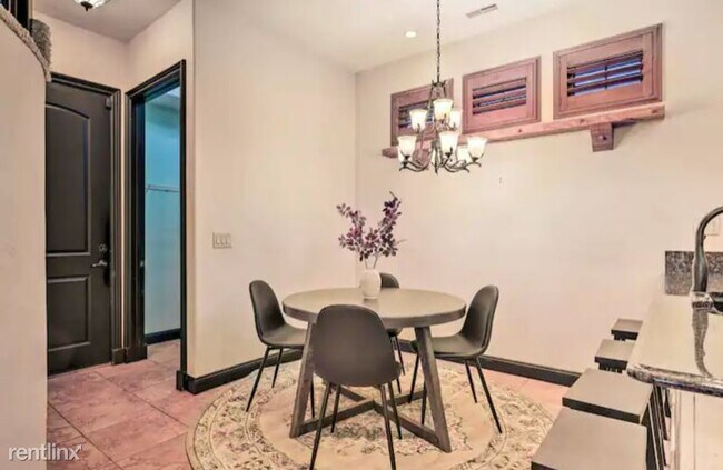 Foto del edificio - 3 br, 3 bath House - 2543 E Ottawa St