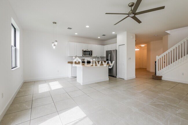 Foto del edificio - 5523 NW 50th Ter, Tamarac, FL 33319