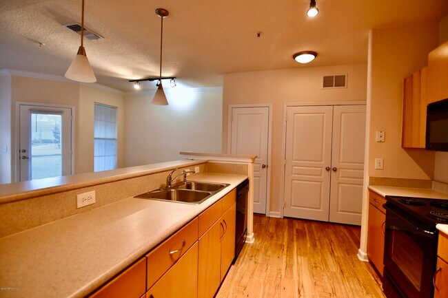 Foto del edificio - 8290 Gate Pkwy W
