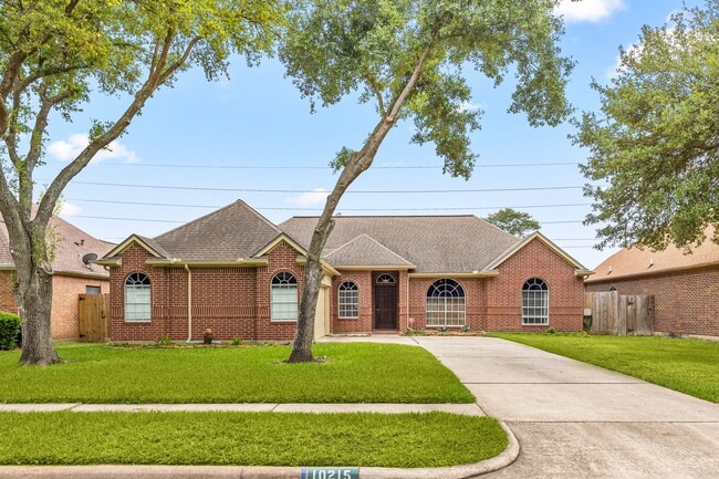 Building Photo - 10215 Hedge Way Dr